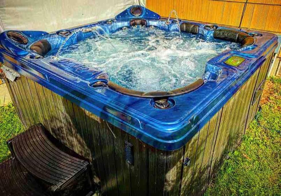 شقة {Quiet Suburban Ranch Hot Tub} Mins Arpt/Rit/Dwnt روتشستر المظهر الخارجي الصورة