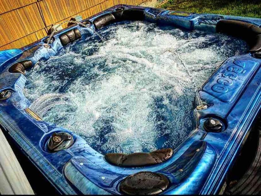 شقة {Quiet Suburban Ranch Hot Tub} Mins Arpt/Rit/Dwnt روتشستر المظهر الخارجي الصورة